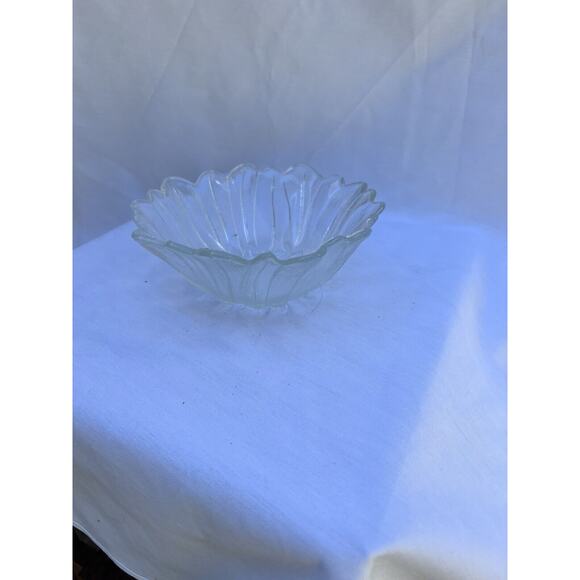 Vintage Indiana Glass Wild Rose Serving bowl - clear pressed glass - Set Of 2 - Picture 7 of 8